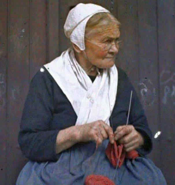 Paysanne tricotant